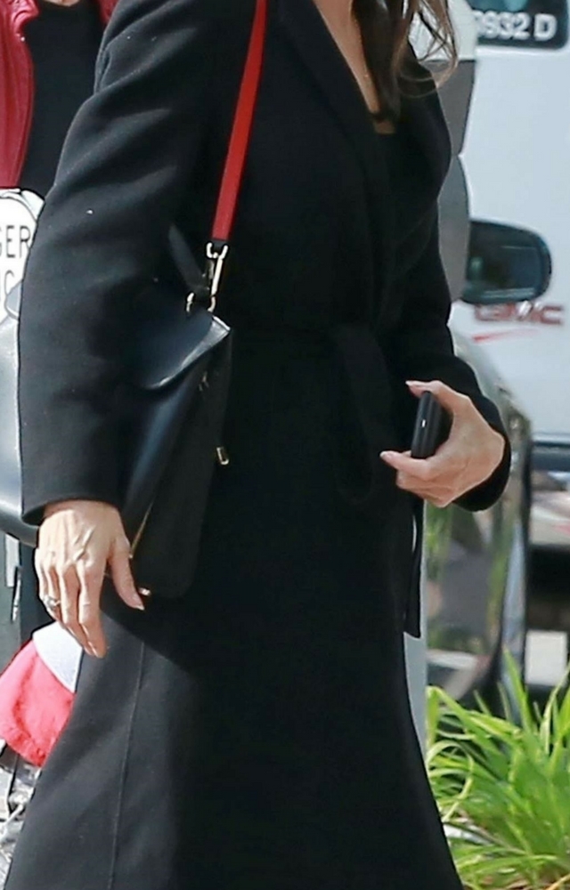 Bardzo chuda Angelina wychodzi z dziećmi po seansie Tomb Raider! 