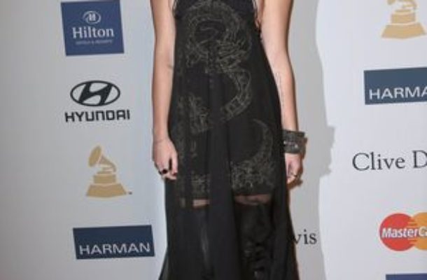 Miley Cyrus: Ważę 49 kg i mam płaski tyłek!