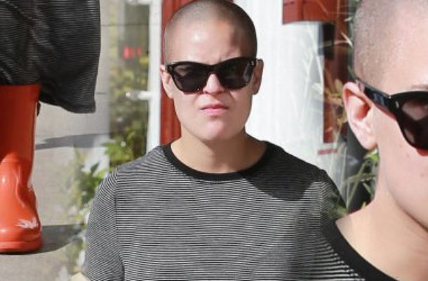 Wściekła i łysa Tallulah Willis krzywi się na paparazzi