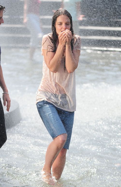 Roześmiana Holmes szaleje z chłopakiem w fontannie (FOTO) Roześmiana Holmes szaleje z chłopakiem w fontannie (FOTO)