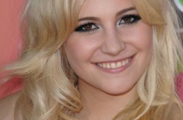 Pixie Lott – skromnie w granacie (FOTO)