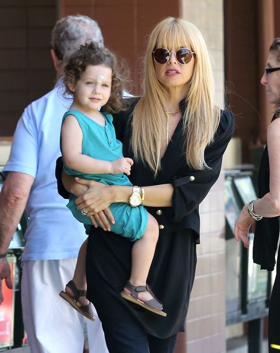 Ciężarna Rachel Zoe z synkiem na spacerze (FOTO)