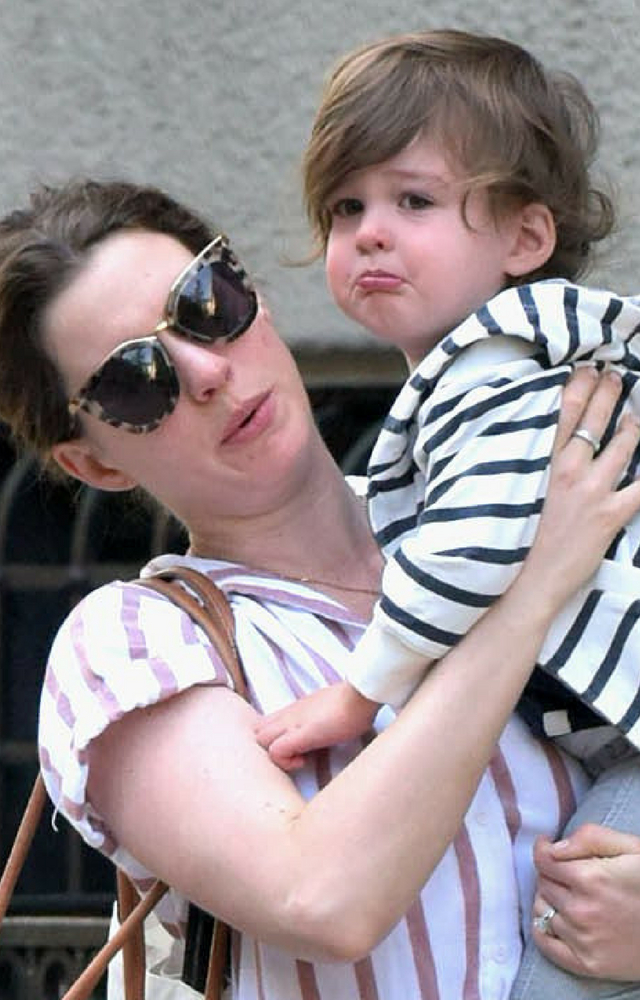 Wrzask, płacz, krzyk syna Anne Hathaway i PAPARAZZI. Co zrobiła aktorka?