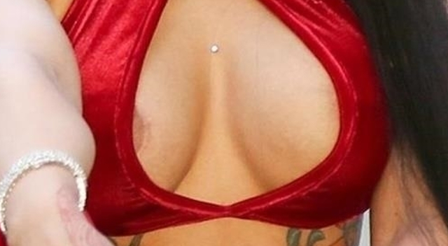 Ciężarna Blac Chyna świeci SUTKIEM i kuca przy aucie