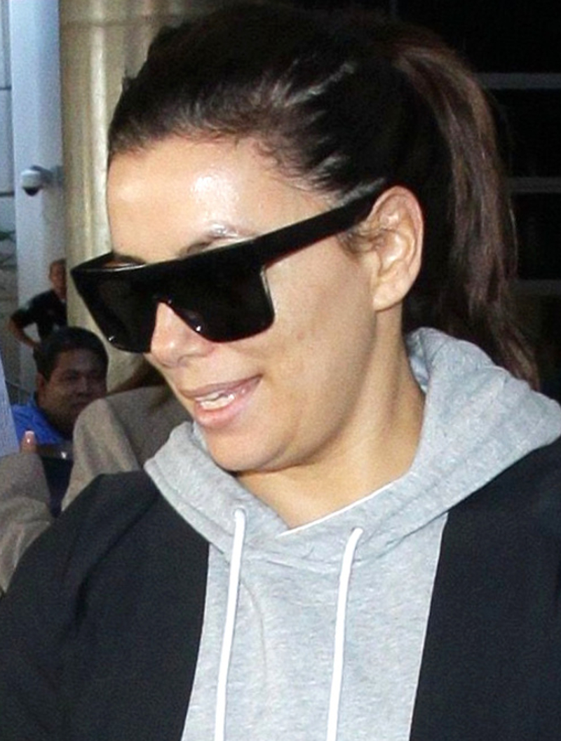 Chudsza i zmęczona Eva Longoria na spacerze z synkiem