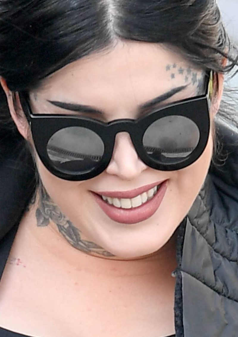 Ciężarna Kat von D całuje się z mężem. Jej brzuch jest OGROMNY!