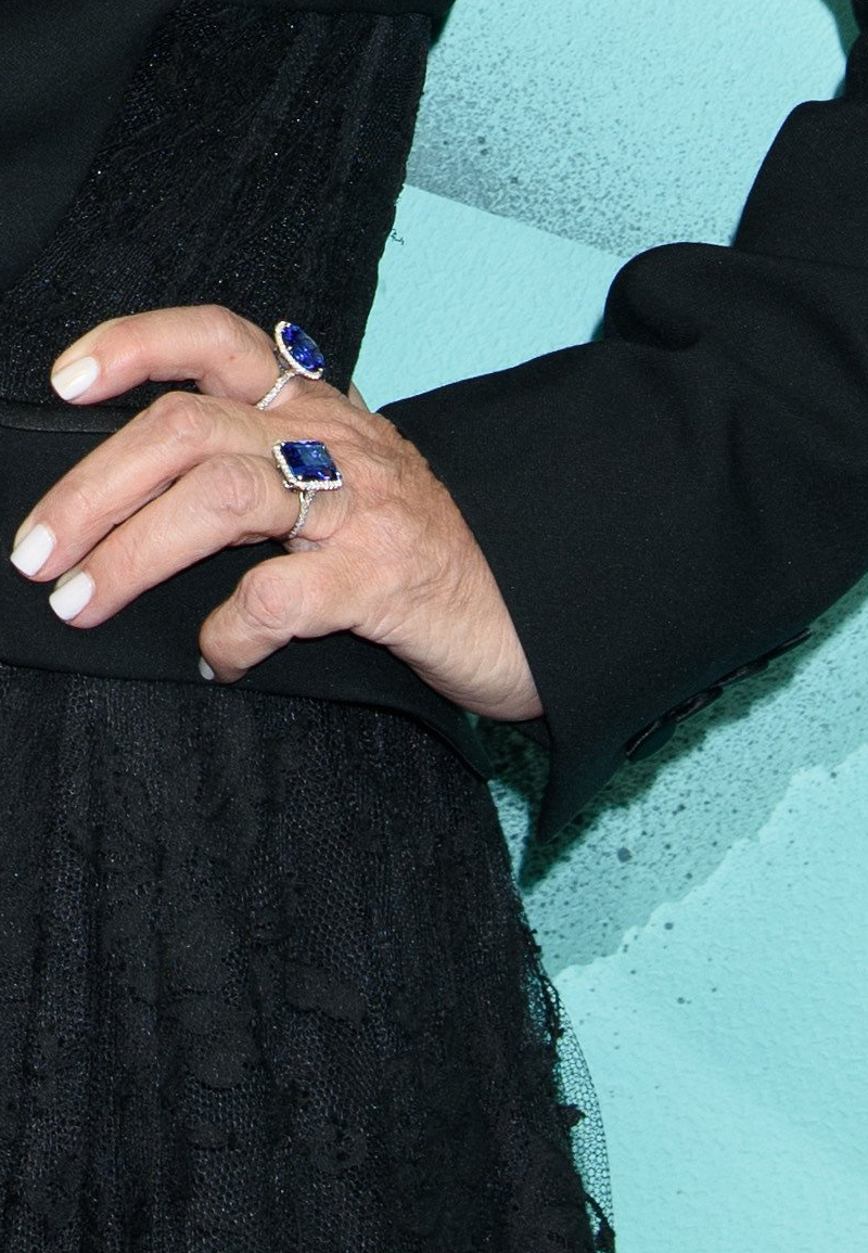 Kris Jenner próbuje się uśmiechnąć na ściance