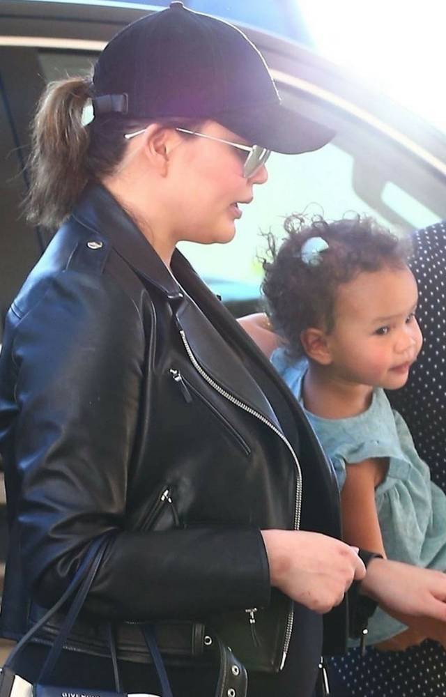 Gdzie się podział ciążowy brzuszek Chrissy Teigen?!