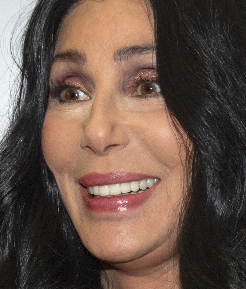 72-letnia Cher bez ANI jednej zmarszczki pozuje w MEGA krótkiej sukience