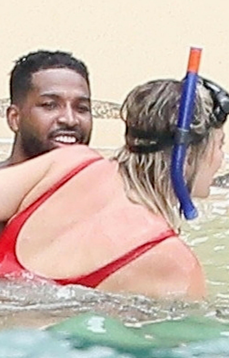 Khloe znowu promienieje! Pluska się Tristanem w morzu jak dziecko (ZDJĘCIA)