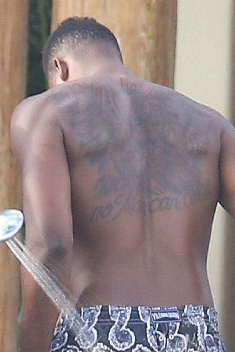 Skupiona Khloe myje pupę Tristanowi