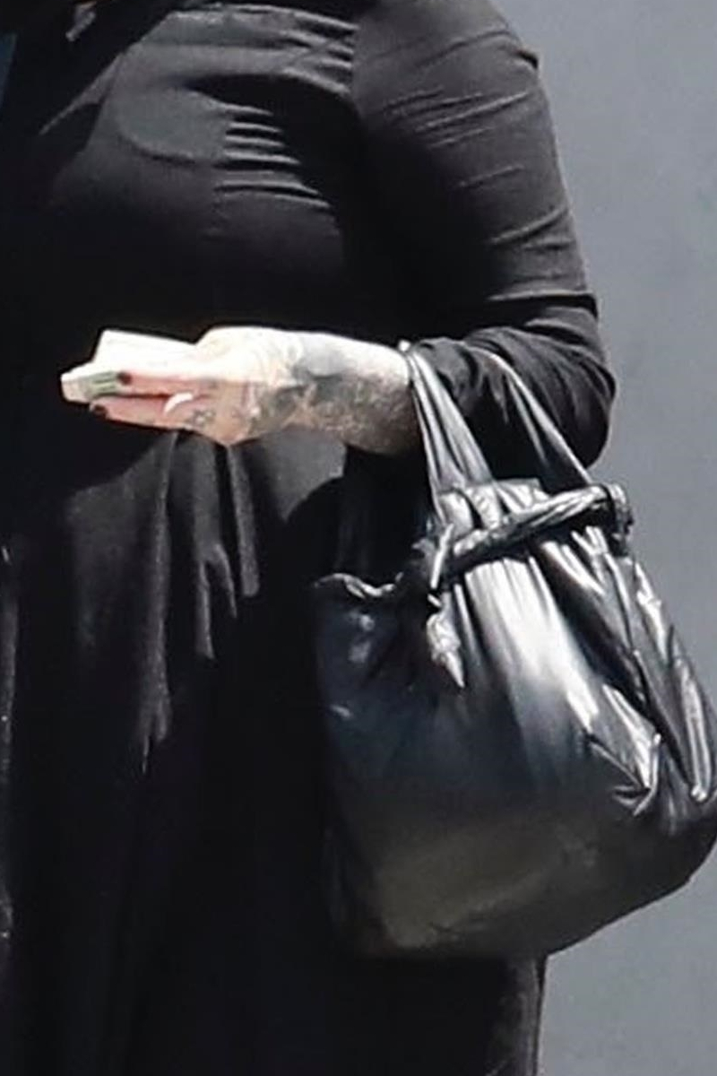 Czarna i CIĘŻARNA Kat Von D na spacerze! Tym razem przesadziła? Czarna i CIĘŻARNA Kat Von D na spacerze! Tym razem przesadziła?