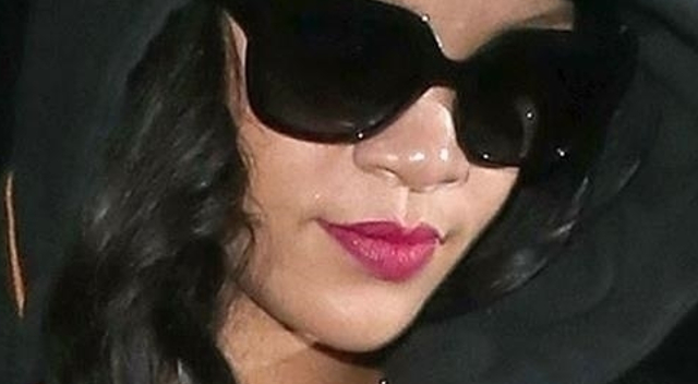 Rihanna znów ZASZALAŁA z butami! To musiało boleć! Rihanna znów ZASZALAŁA z butami! To musiało boleć!