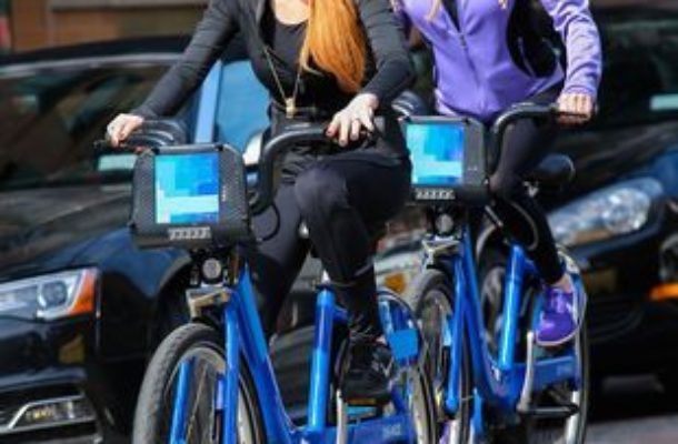 Lindsay i Dina Lohan przesiadły się na rowery (FOTO)