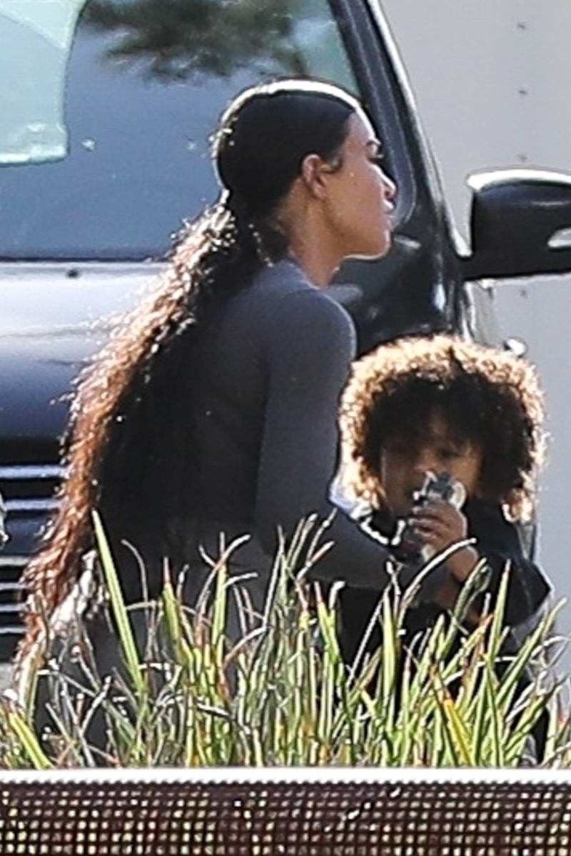 Troskliwa Kim Kardashian na spacerze z dziećmi (ZDJĘCIA)