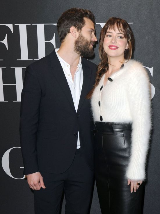 Dakota Johnson i Jamie Dornan obejmują się na salonach 