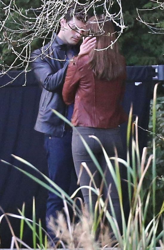 Pan Grey i Anastasia Steel pogrążeni w pocałunku (FOTO)