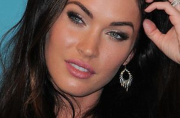 Megan Fox – brzoskwiniowa cera i sexy spódniczka (FOTO)