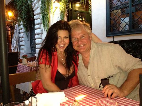 Iwona Węgrowska pokazuje męża i... biust (FOTO) Iwona Węgrowska pokazuje męża i... biust (FOTO)