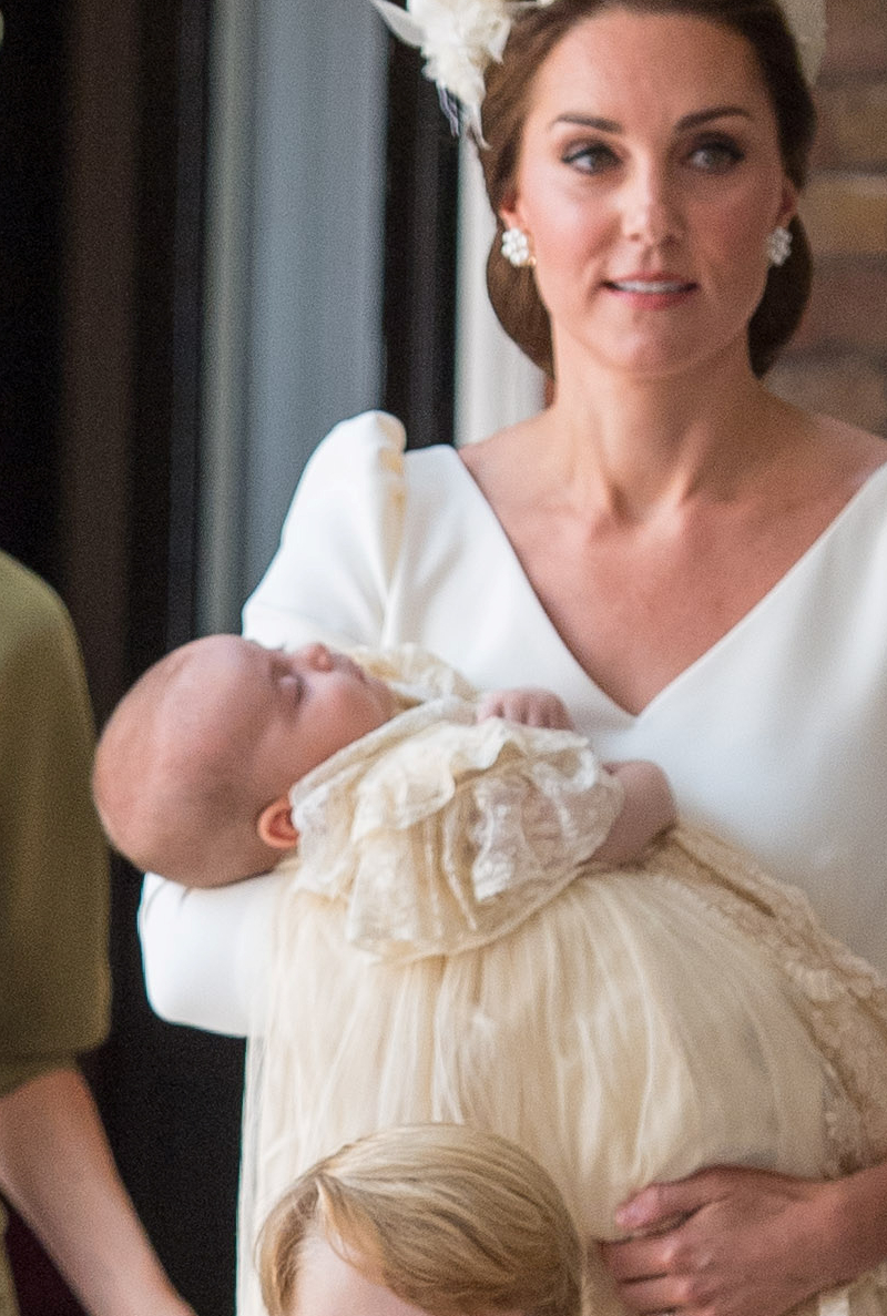 Zdjęcia z chrztu księcia Louisa! Kate Middleton wyglądała NIESAMOWICIE!