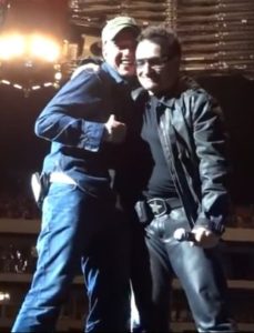 Bono zaprosił Polaka na scenę podczas koncertu [VIDEO]