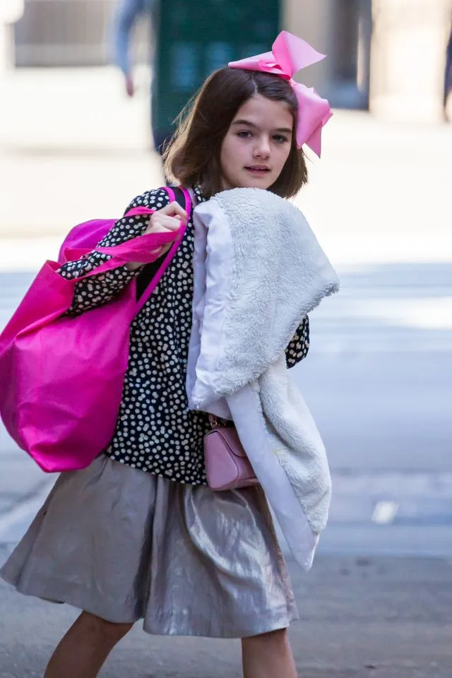 11-letnia Suri Cruise z kocykiem na ulicy