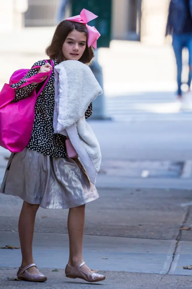 11-letnia Suri Cruise z kocykiem na ulicy