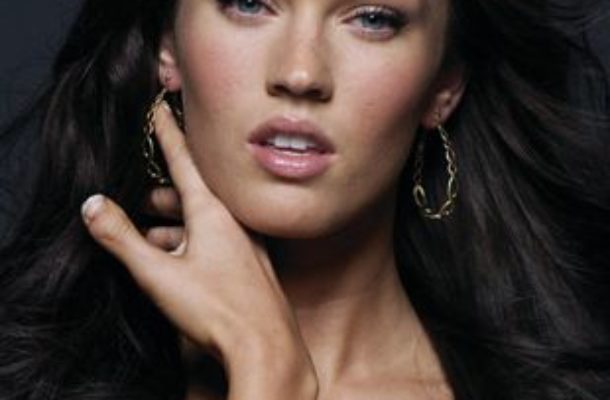Dlaczego Megan Fox ma takie brzydkie kciuki? (FOTO)