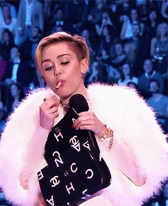 Miley Cyrus zapaliła jointa na scenie! (VIDEO) Miley Cyrus zapaliła jointa na scenie! (VIDEO)