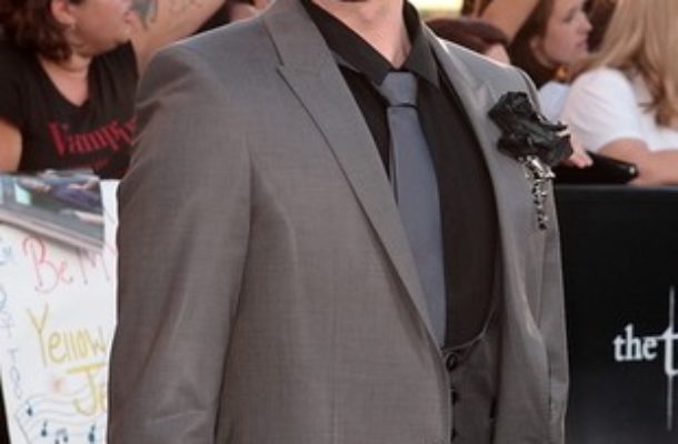 Jackson Rathbone udaje, że jest Pattinsonem
