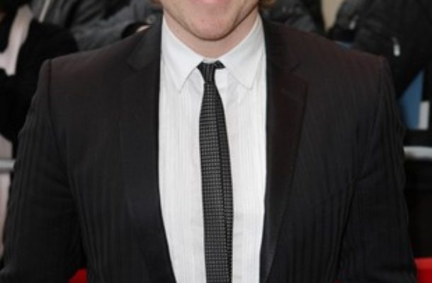 Rupert Grint pali marihuanę(?) z fajki wodnej (FOTO)