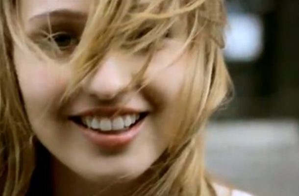 Ellie – czyżby konkurencja dla Ewy Farnej? [VIDEO]