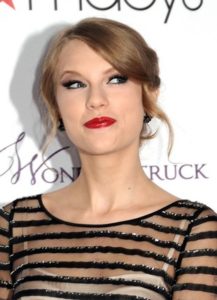 Taylor Swift promuje swoje perfumy (FOTO)