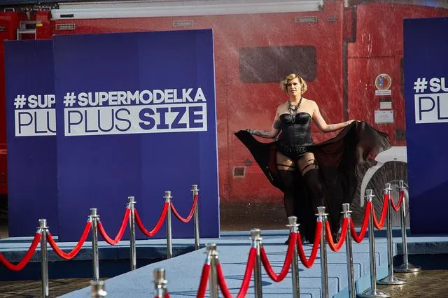Supermodelka Plus Size - pokaz bielizny