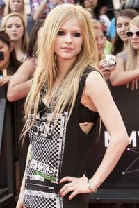 Avril Lavigne zaatakowana przez fana (VIDEO) Avril Lavigne zaatakowana przez fana (VIDEO)