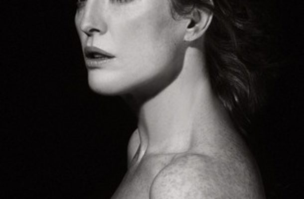 Julianne Moore w kalendarzu Pirelli (FOTO)