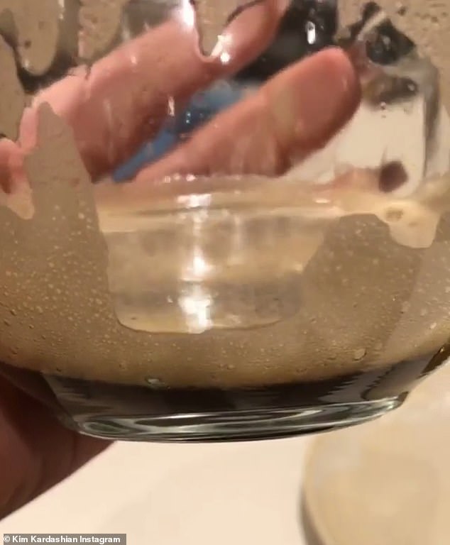 Kim Kardashian jest zdesperowana - łuszczyca zaatakowała jej twarz 