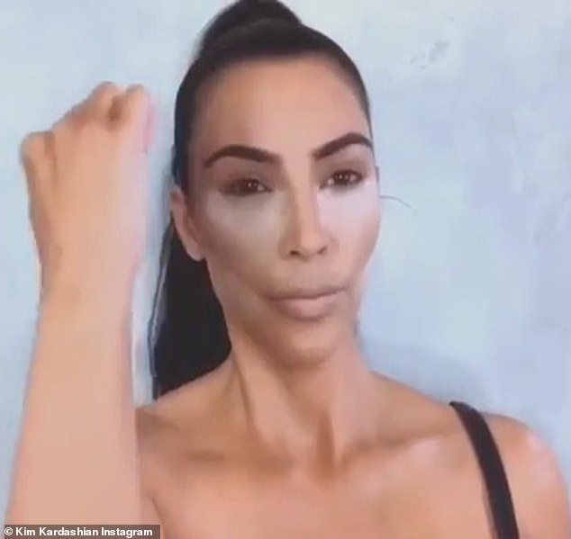 Kim Kardashian jest zdesperowana - łuszczyca zaatakowała jej twarz 