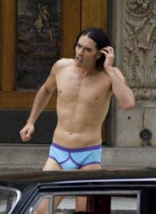 Russell Brand w samych gatkach