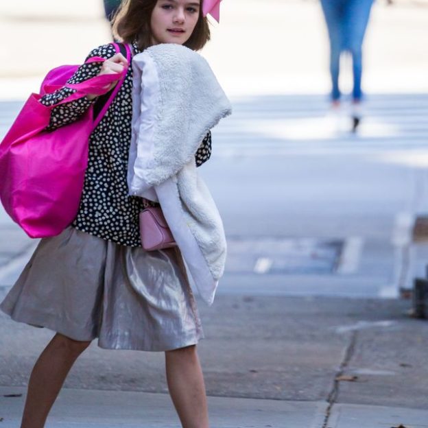 11-letnia Suri Cruise z kocykiem na ulicy