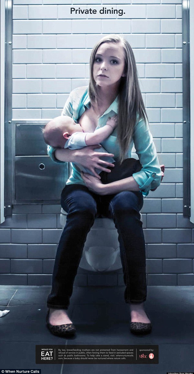 Siedzi na toalecie i karmi dziecko (FOTO) Siedzi na toalecie i karmi dziecko (FOTO)