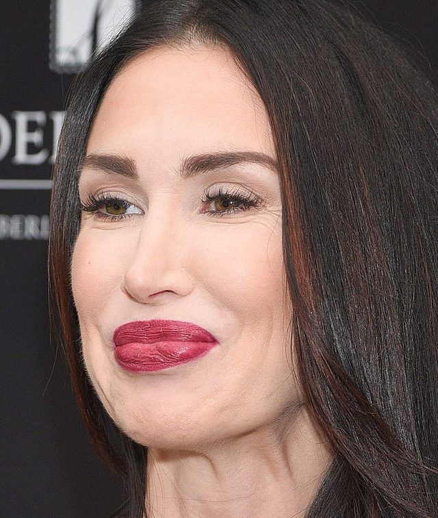 To uśmiech satysfakcji posiadaczki bluzki za 1400 złotych?