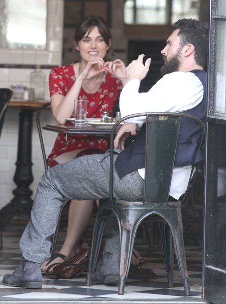 Adam Levine z wąsami czy bez? (FOTO)