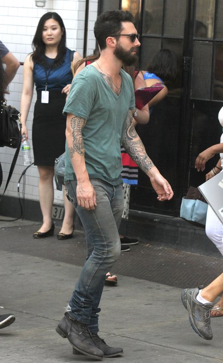 Adam Levine z wąsami czy bez? (FOTO)