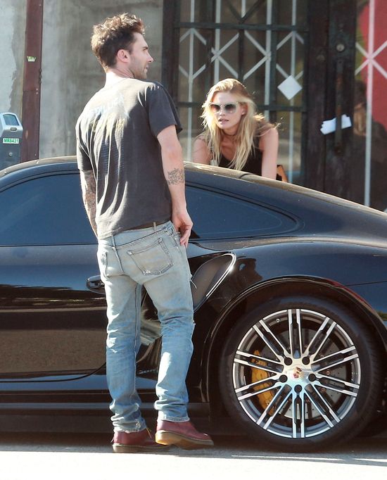 Trudno się dziwić, że Behati Prinsloo usidliła Adama Levine 