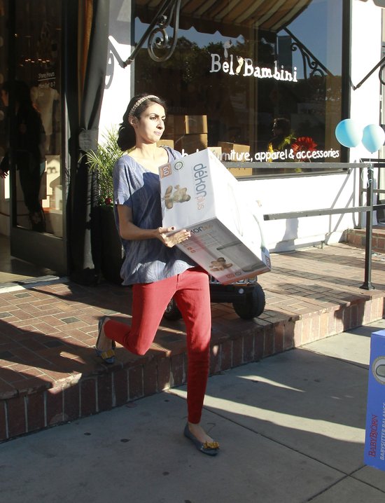 Adele w West Hollywood - robi zakupy dla dziecka (FOTO) Adele w West Hollywood - robi zakupy dla dziecka (FOTO)