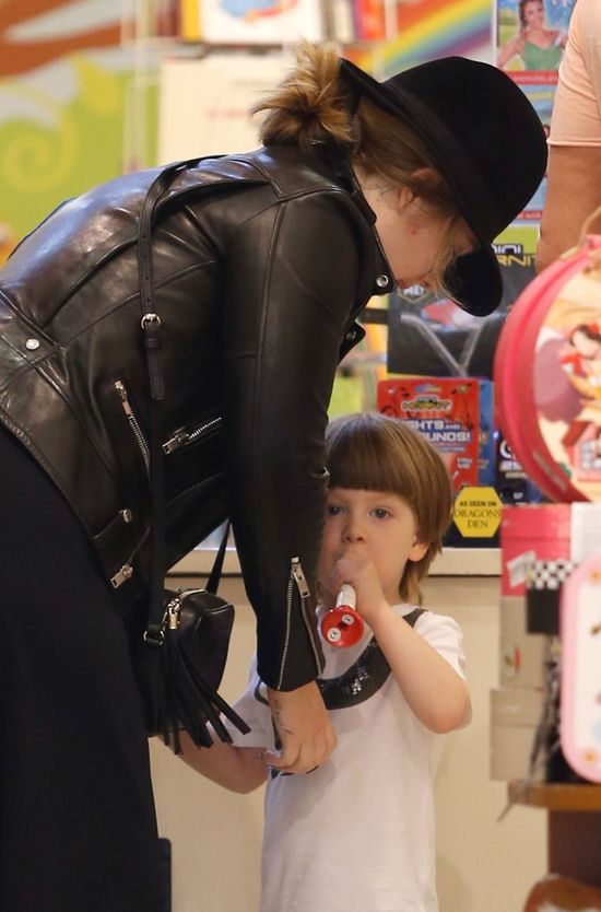 Adele bez makijażu i z synkiem na zakupach (FOTO)