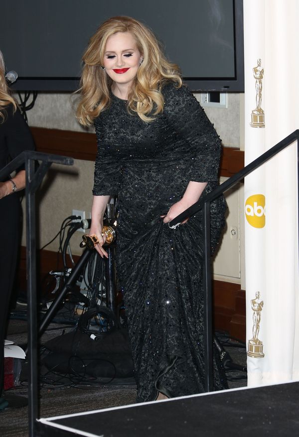 Adele kupiła zrobiła prawo jazdy i kupiła wygodny samochód