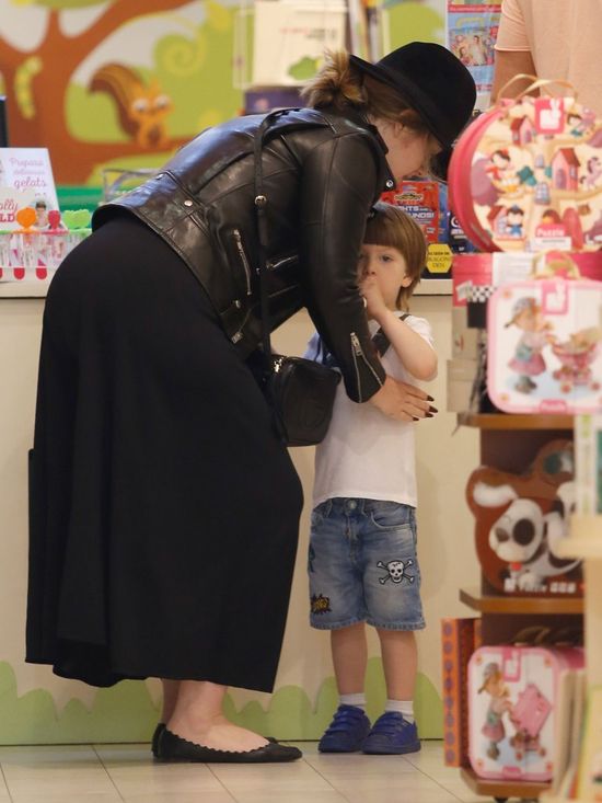 Adele bez makijażu i z synkiem na zakupach (FOTO)