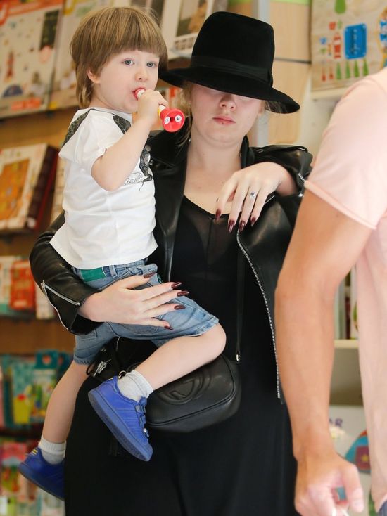 Adele bez makijażu i z synkiem na zakupach (FOTO)